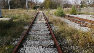 Binari attivi, bonifiche e recinzioni: tutti i vincoli per comprare l’ex scalo ferroviario sul Carso