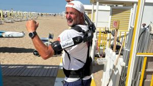 L’esoscheletro per bagnini, l’ultima invenzione per facilitare il lavoro: «Basta dolori alla schiena»