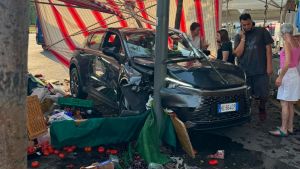 Auto piomba sulle bancarelle: scene di panico al mercato di piazza Bonola