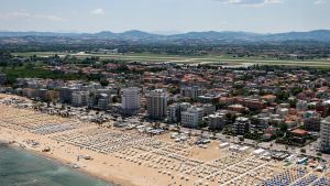 La strana estate: spiagge vuote, hotel pieni. “Niente lettino e ombrellone, turisti tra piscina e tour nell’entroterra”