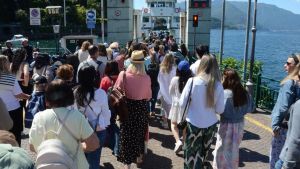 Pescate, trentenne in short rimproverata da un turista per il suo abbigliamento: “Urla e rimproveri per com’ero vestita, mi sono sentita umiliata”