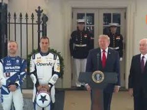 Trump balla 'Eyes of the Tiger' accanto ai piloti di Indycar alla Casa Bianca