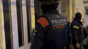 Tres detenidos y seis armas de fuego intervenidas por los Mossos relacionados con un tiroteo en la Mina en mayo