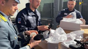 Sandali da donna con cadmio e nichel: migliaia di calzature sequestrate al porto della Spezia