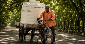 Meet ‘Oxygen Baba’ of Banaras, Who Has Been Caring for Thousands of Roadside Trees for 12 Years Now