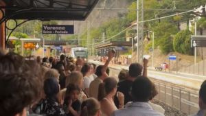 Stazione di Varenna affollata e ritardo di 2 ore: l'applauso dei turisti all'arrivo del treno