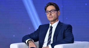 Occhio Roberto al pugno di Pier Silvio