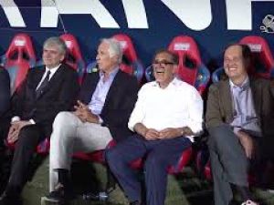 Partita del Cuore, scambio di palleggi tra l'allenatore La Russa e i 