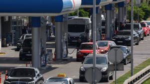 Trampove ratne igre ponovo vrtoglavo podižu cene nafte: Srbija primorana da dodatno snizi akcize na gorivo