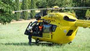 Malore improvviso mentre è a cavallo, cade e si fa male. Un 62enne in gravi condizioni