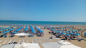 Anziana rischia di annegare a Lignano: rianimata in spiaggia e trasportata in ospedale in elicottero