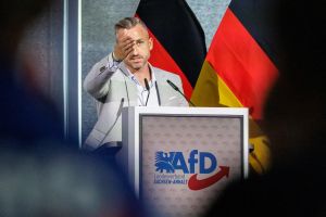 ‘Ik roep “Sieg”, dan roepen jullie “Mund”.’ Alles für Deutschland