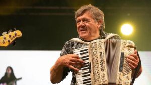 Beppe Carletti: “Non mi sento vecchio, i Nomadi hanno ancora storie da raccontare. Sanremo? Deve cantare solo chi è intonato”