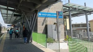 Sorpreso senza biglietto sul treno, reagisce e prende a schiaffi il controllore
