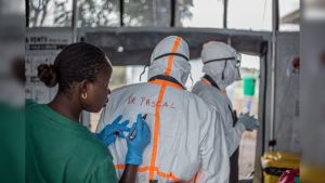 Stakingen doen ebolarespons in Congo wankelen, terwijl het virus zich in recordtempo verspreidt