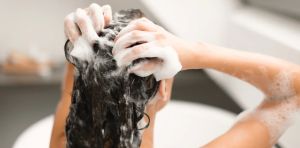 Cosmétiques, médicaments, gels douches… Pourquoi l’omniprésence du polyéthylène glycol pose question, et que sont les POx, qui pourraient le remplacer ?