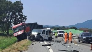 Incidente tra Ivrea e Quincinetto: coinvolti un tir, due furgoni e un pullman
