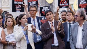 Il campo largo festeggia dopo il voto sulle preferenze: 