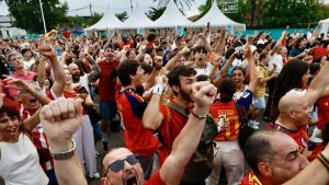 Gijón baila con la Roja en un abarrotado parque Hermanos Castro: 