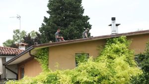 Grandinata in montagna: il vento destabilizza il tetto delle abitazioni