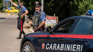Controlli ad alto impatto: 300 persone identificate. Uno fermato con una mazza