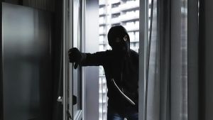 L’allarme furti a Pieve Emanuele: “Gang a caccia delle case vuote”. Il trucco dei pezzetti di carta nelle serrature