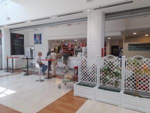 Livorno, entrano di notte alla Pam e svuotano la cassa del bar