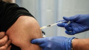 Un rischio politico dietro al possibile reintegro dei sanitari radiati durante il Covid