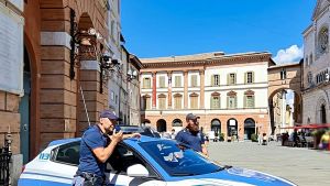 Bimbo in bilico sul balcone. Salvato da una passante