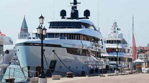 Redentore a Venezia, due feste nella stessa notte: mega yacht e cene da 640 euro