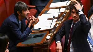 Caccia ai franchi tiratori che hanno affossato la maggioranza. Almeno 36 i voti contrari inattesi /
