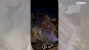 Se desploma un edificio de tres plantas en Valencia
