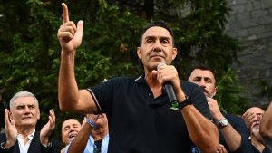 Un Binface contro Vannacci. Prendere di petto il demagogo non paga. Basta un po’ di humour
