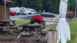 Turismo cafone a Cortina: turista dorme sul tavolo di un bar