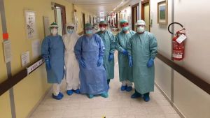 «Pazienti no vax legati ai letti»: cinque indagati per diffamazione a Feltre