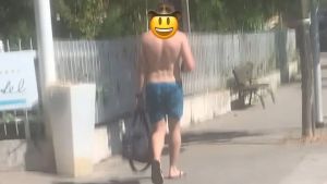 Turista in costume in centro ad Abano, scoppia il caso del “turismo cafone”