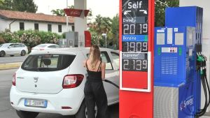 Carburanti, Hormuz spaventa gli automobilisti: in Friuli Venezia Giulia diesel oltre i 2 euro, timori per l’estate