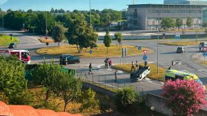 Auto si ribalta dopo lo scontro a Udine: incidente alla rotonda di viale dello Sport