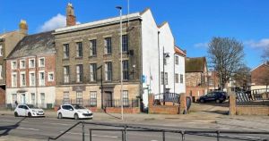 Art gallery applies to sell alcohol and host live music events