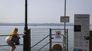 A Barcola “moleto” off limits ma i bagnanti ignorano il divieto: blitz della municipale