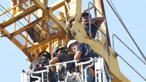 Protesta sul cantiere. Operaio sale sulla gru e minaccia di buttarsi