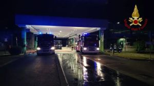 Fiamme nella notte a Longarone, brucia un’azienda di recupero rifiuti