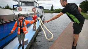 Schipper Joan Nijse ziet zonzijde van lage waterstand: ‘Kleinere ladingen betekent hogere prijs per vracht’