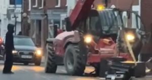 Photos show 'axe‑wielding' ram raiders fumbling with cash machine in morning traffic