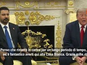 Trump scherza col primo ministro iracheno: Un leader giovane e bello... e questo non mi piace