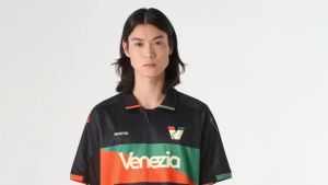 Ecco la maglia con cui il Venezia giocherà i match casalinghi di Serie A