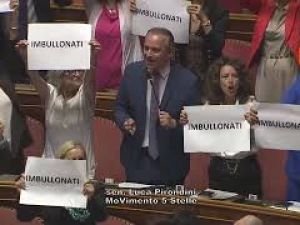 M5S espone cartelli contro maggioranza con scritto 'Imbullonati', Pirondini: Governo vada a casa