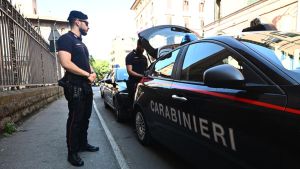 Notte di paura a Bologna: i maranza lo picchiano in strada per rubargli il telefono e poi fuggono in monopattino
