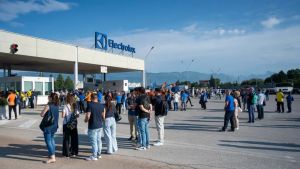 Electrolux Porcia, sciopero e tensione ai cancelli: «La nostra lotta non si spegne»