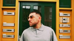 Coez dal rooftop (che non scotta): “In trenta sul tetto e senza tune. A cercare la vera essenza del live”